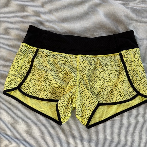lululemon athletica Pants - LULULEMON SIZE 10 SPEED SHORT/ Dottie dash yellow

Style W7A19S
